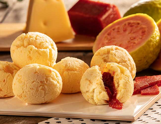 Pão de Queijo recheado com Goiabada